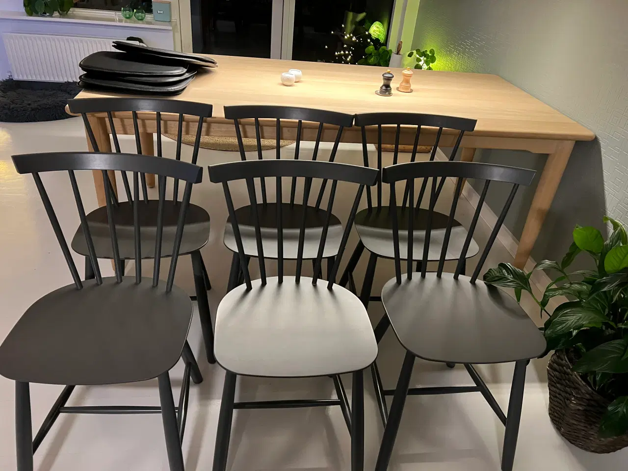 Billede 5 - J46 mørkegrå 6 stole i alt med hynder