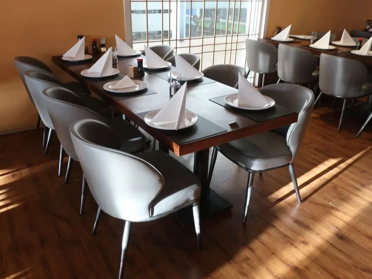 Billede 2 - 2 borde og 8 nye stole