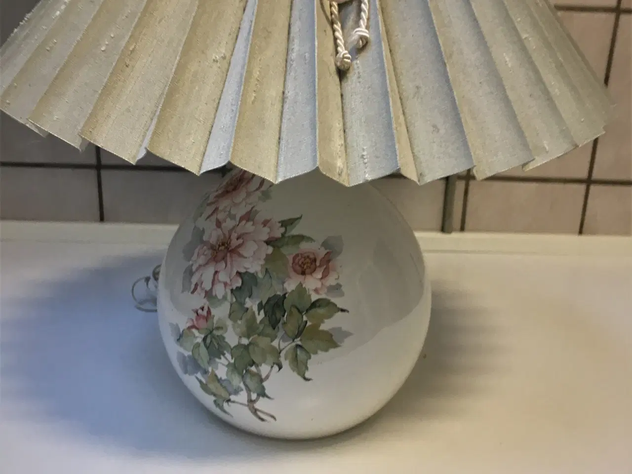 Billede 3 - Bordlampe med blomster deco. og vissen grøn skærm