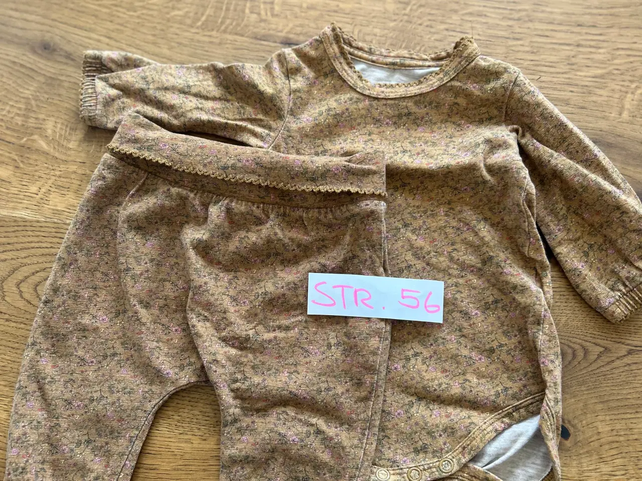 Billede 10 - Babytøj til pige str 56