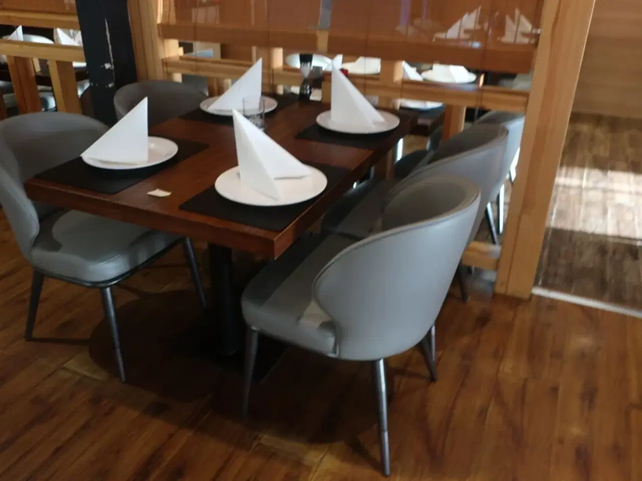 Billede 2 - Bord og 4 nye stole