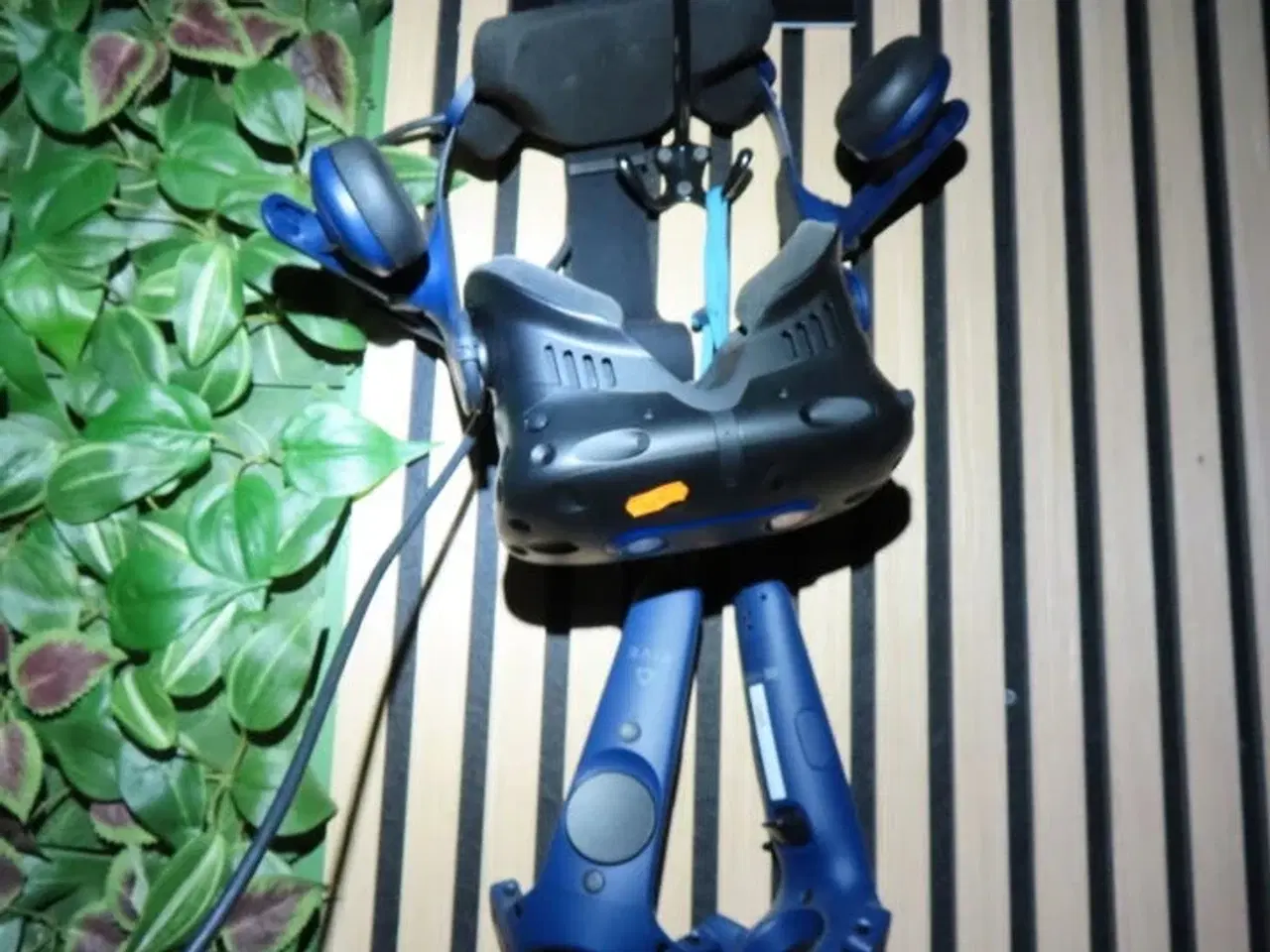 Billede 8 - VR sæt, 43"  monitor, VR Headset, HTC VIVE PRO EYE HMD, 2 stk. HTC Controller