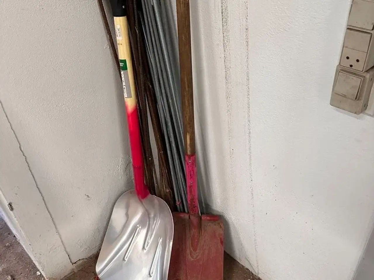 Billede 3 - 2 stk skovle, diverser gevindstænger mv.