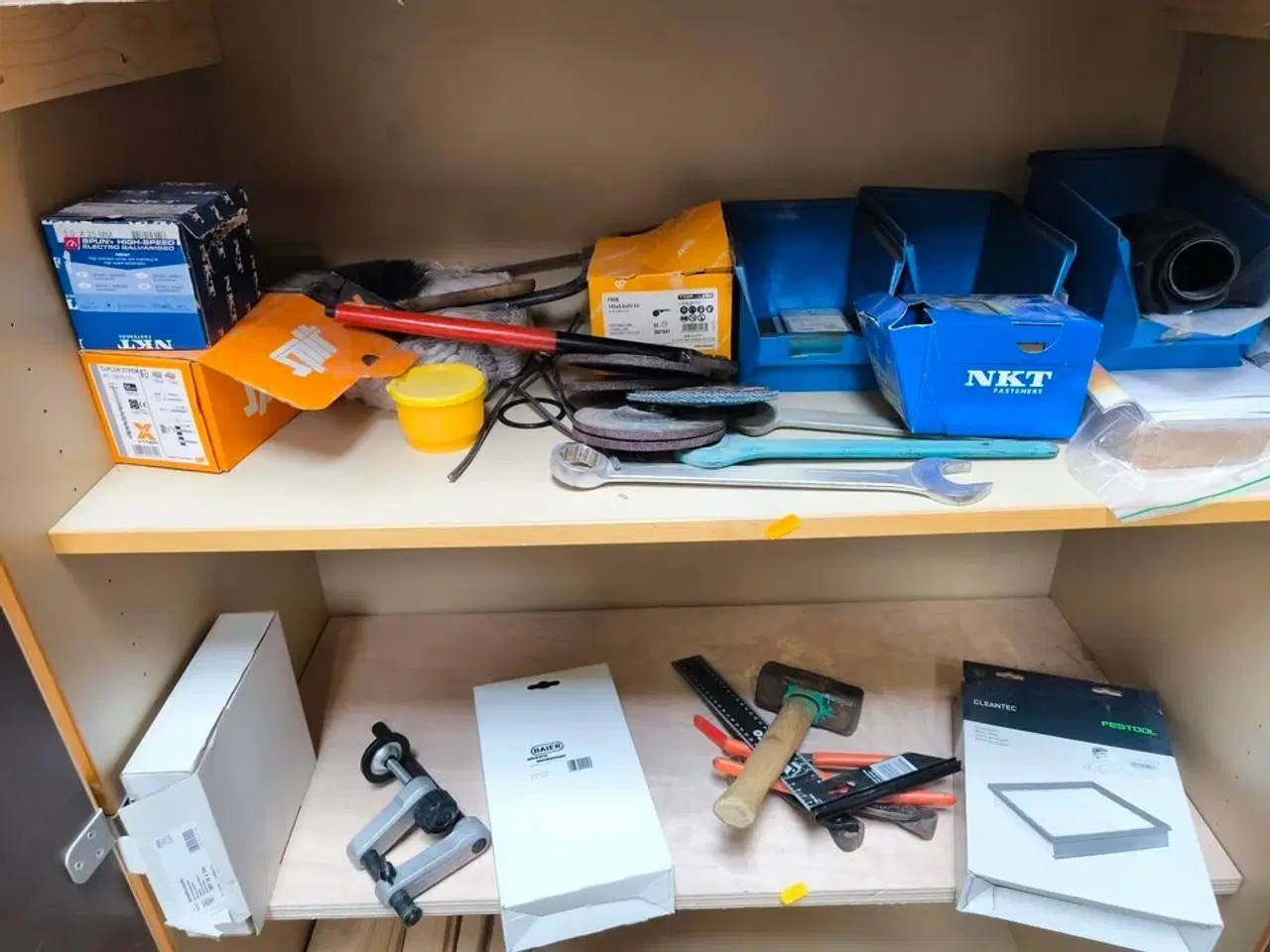 Billede 3 - Indhold i skab