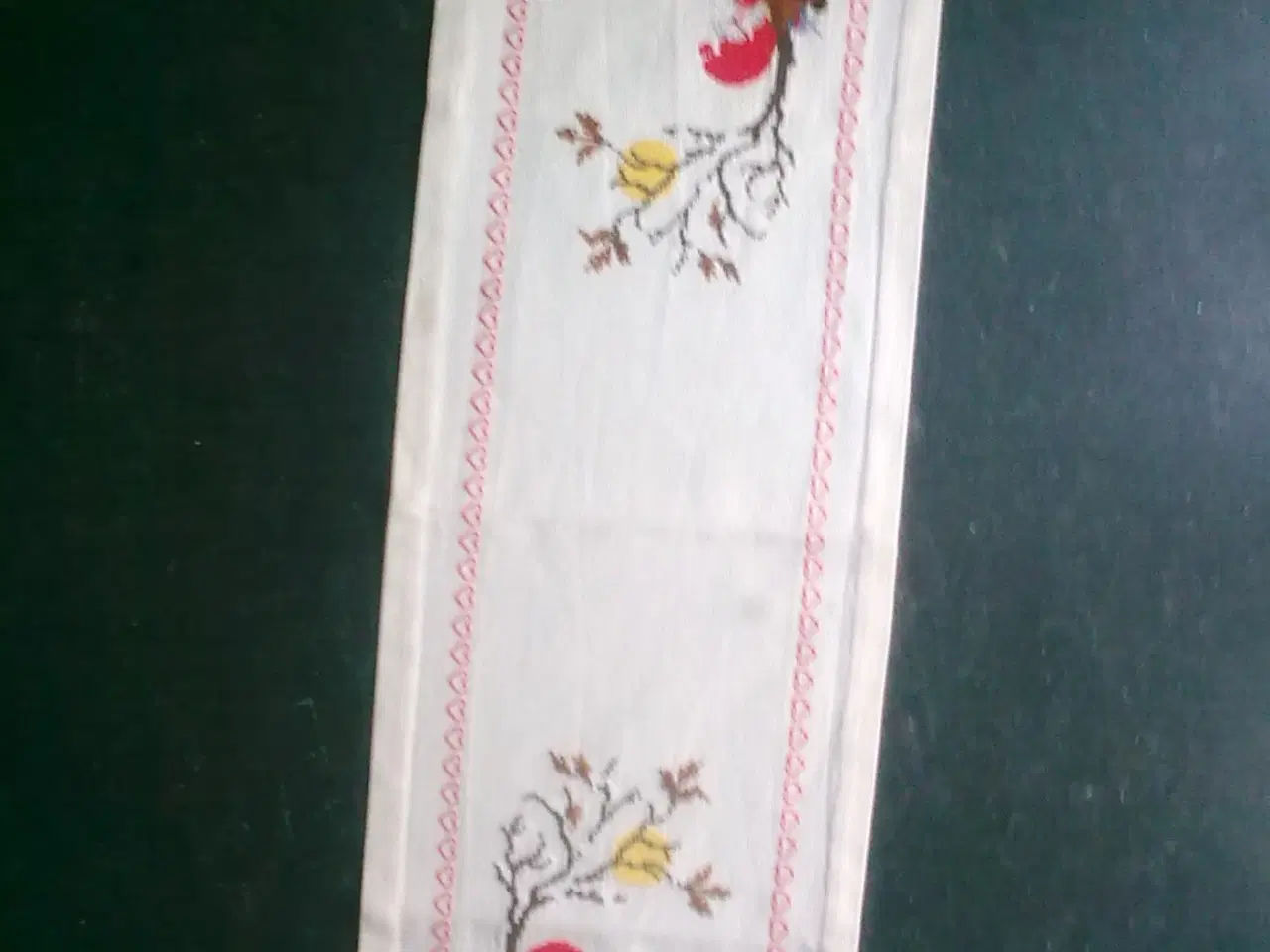 Billede 4 - Julemanden sover lidt endnu... Juledug broderi