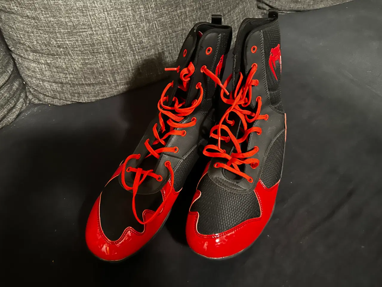 Billede 2 - 🥊 Venum Bokse Støvler – Sort/Rød – Str. 48 – Helt