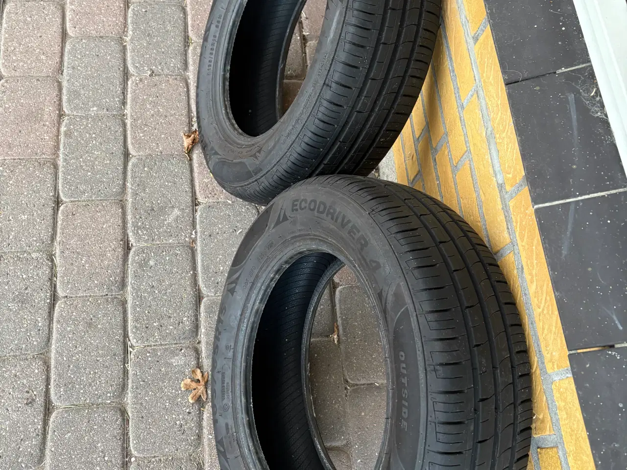 Billede 2 - 2 næsten nye sommerdæk