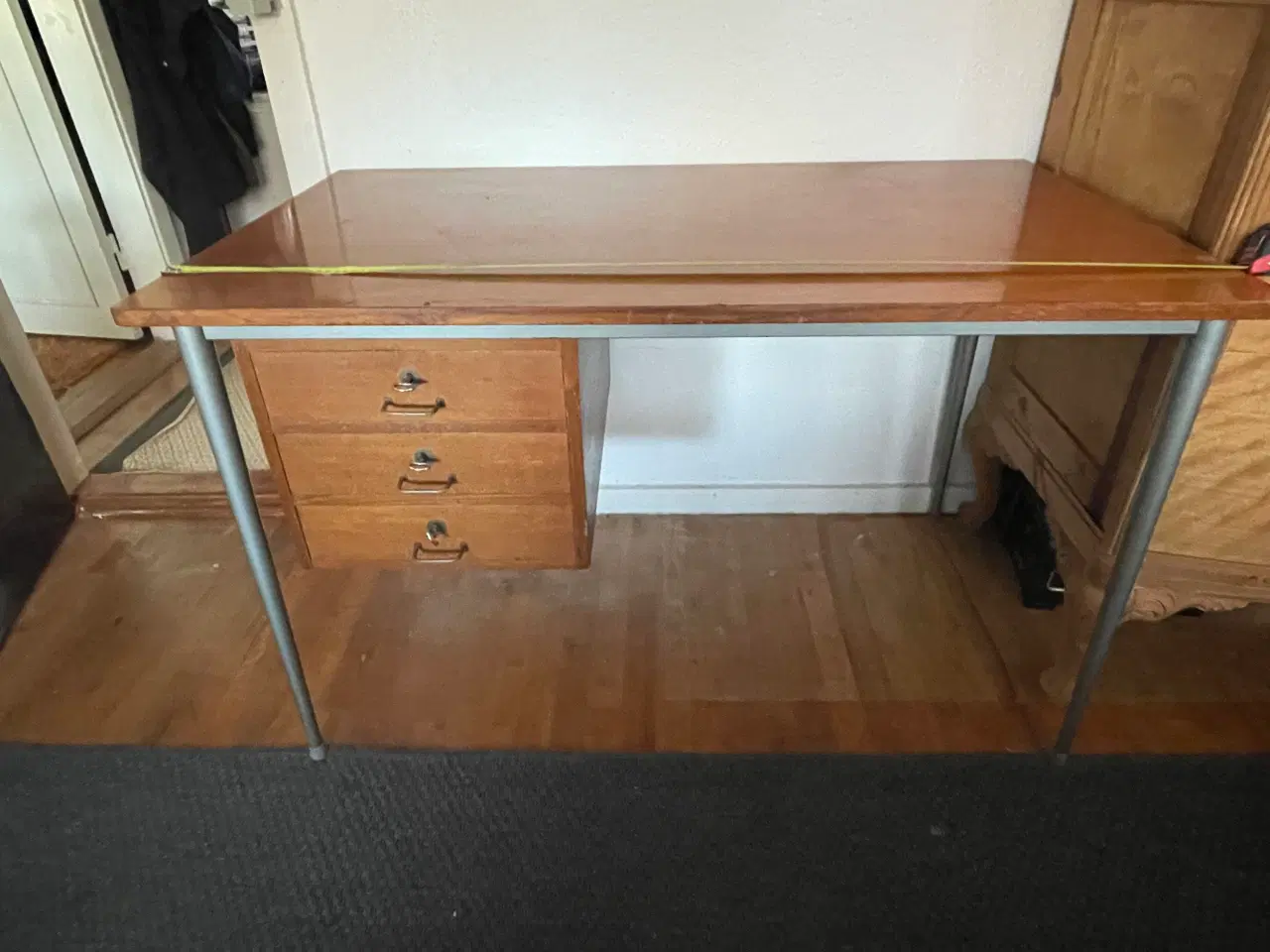 Billede 1 - Træ skrivebord med skuffer