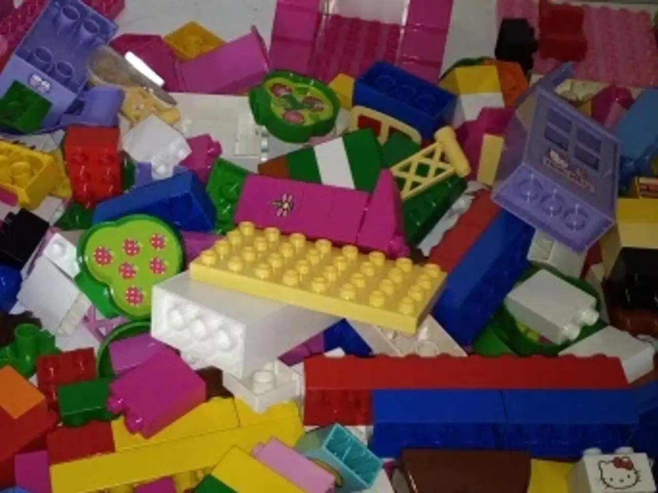 Billede 3 - Div hallo kitty lego store klodser