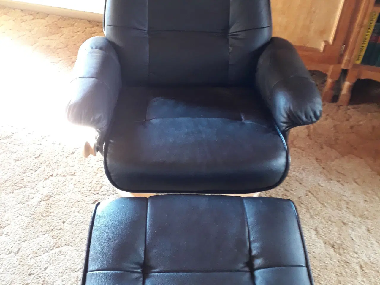 Billede 1 - læderstol med skammel sælges på pga. pladsmangel