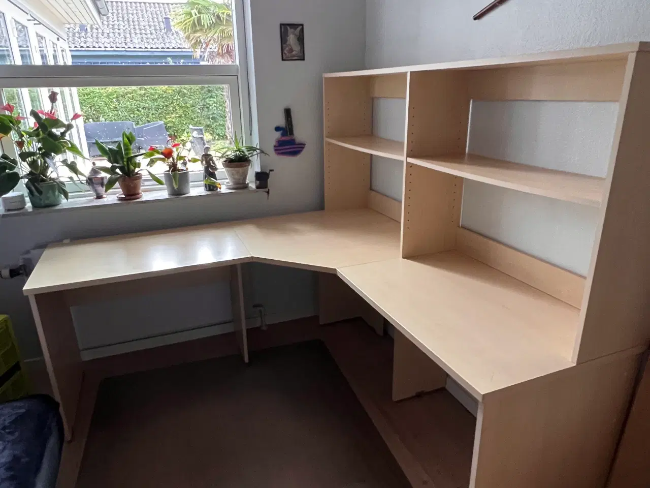 Billede 1 - Hjørneskrivebord med reol