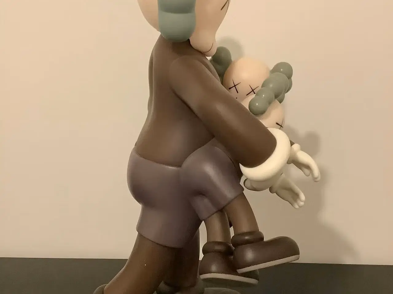 Billede 2 - Kaws Insp. figur i brune og grå nuancer - "Clean S