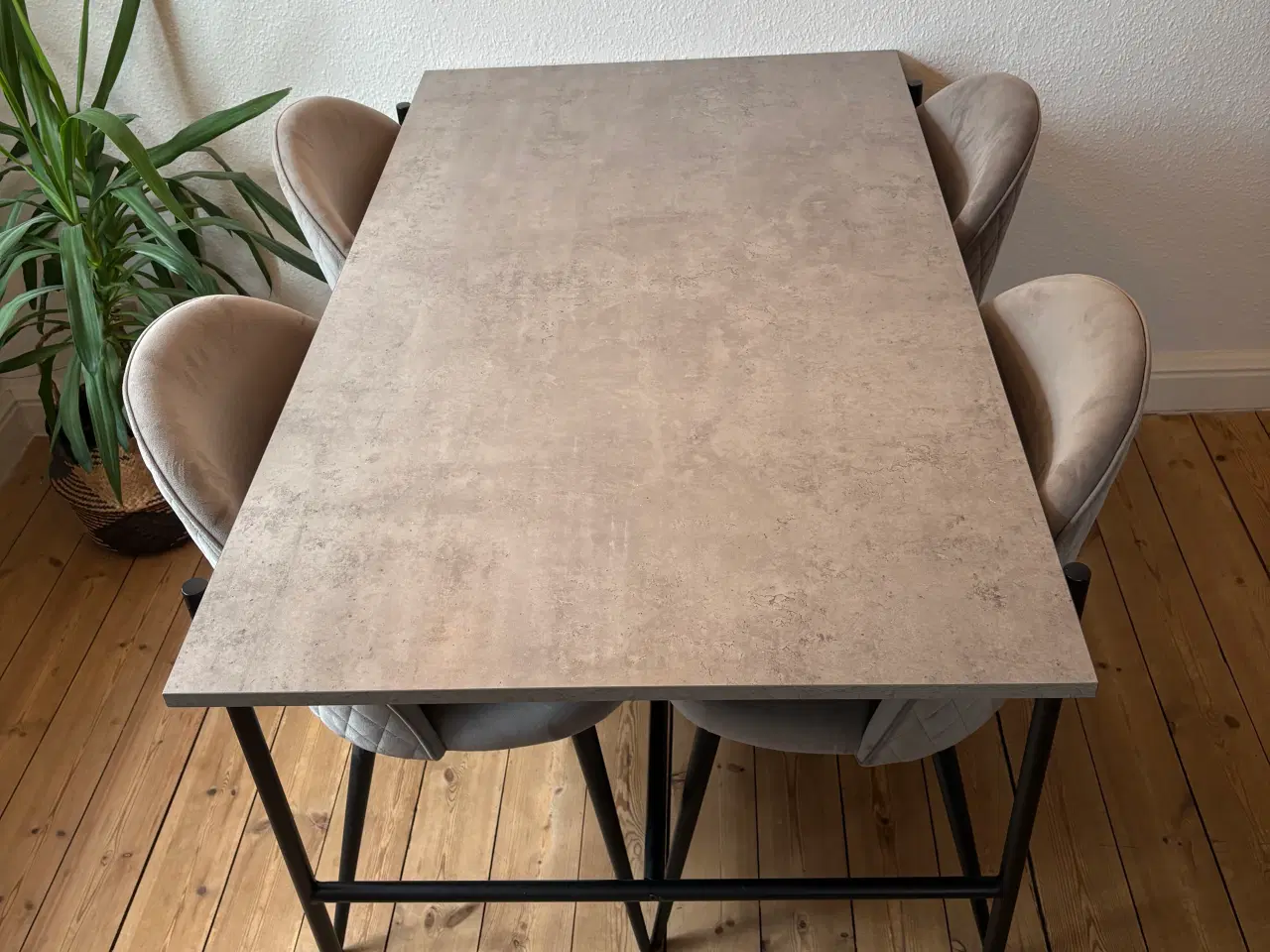 Billede 2 - Spisebord, sofabord & stole