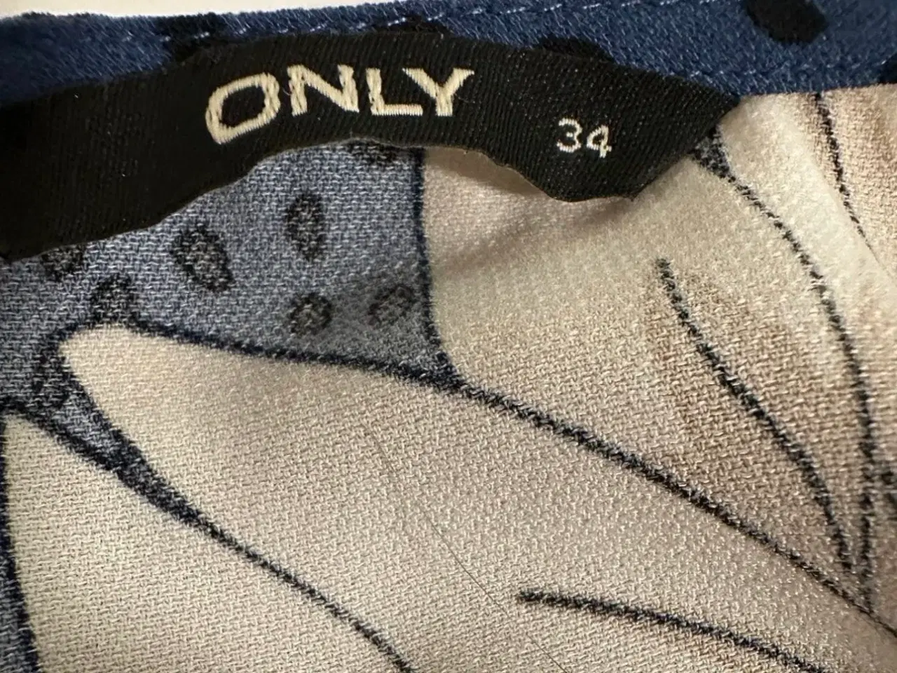 Billede 4 - Only blå mønsteret bluse - str. 34