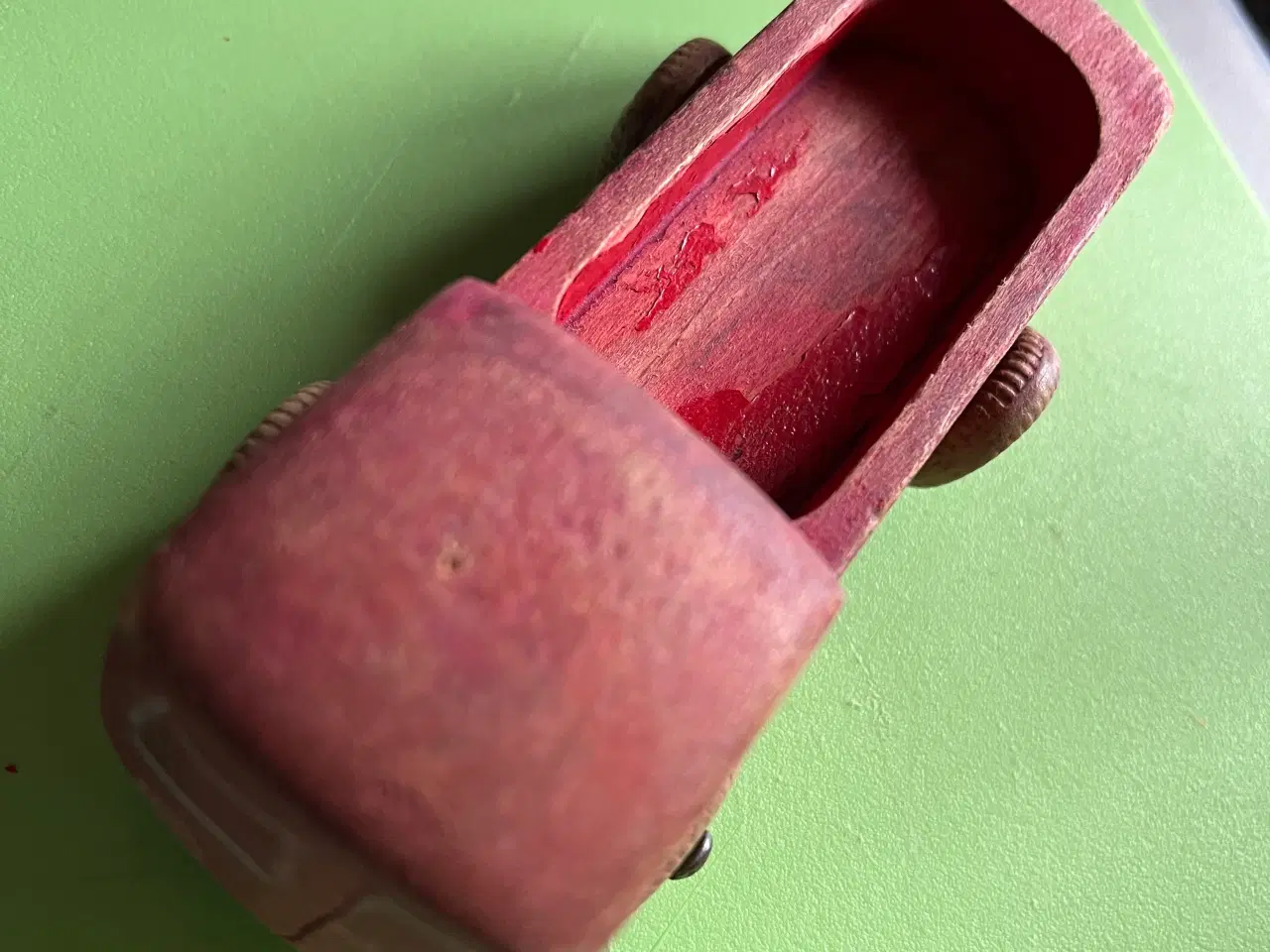 Billede 3 - Lille, rød, afskallet træ-legetøjsbil. Giv bud.