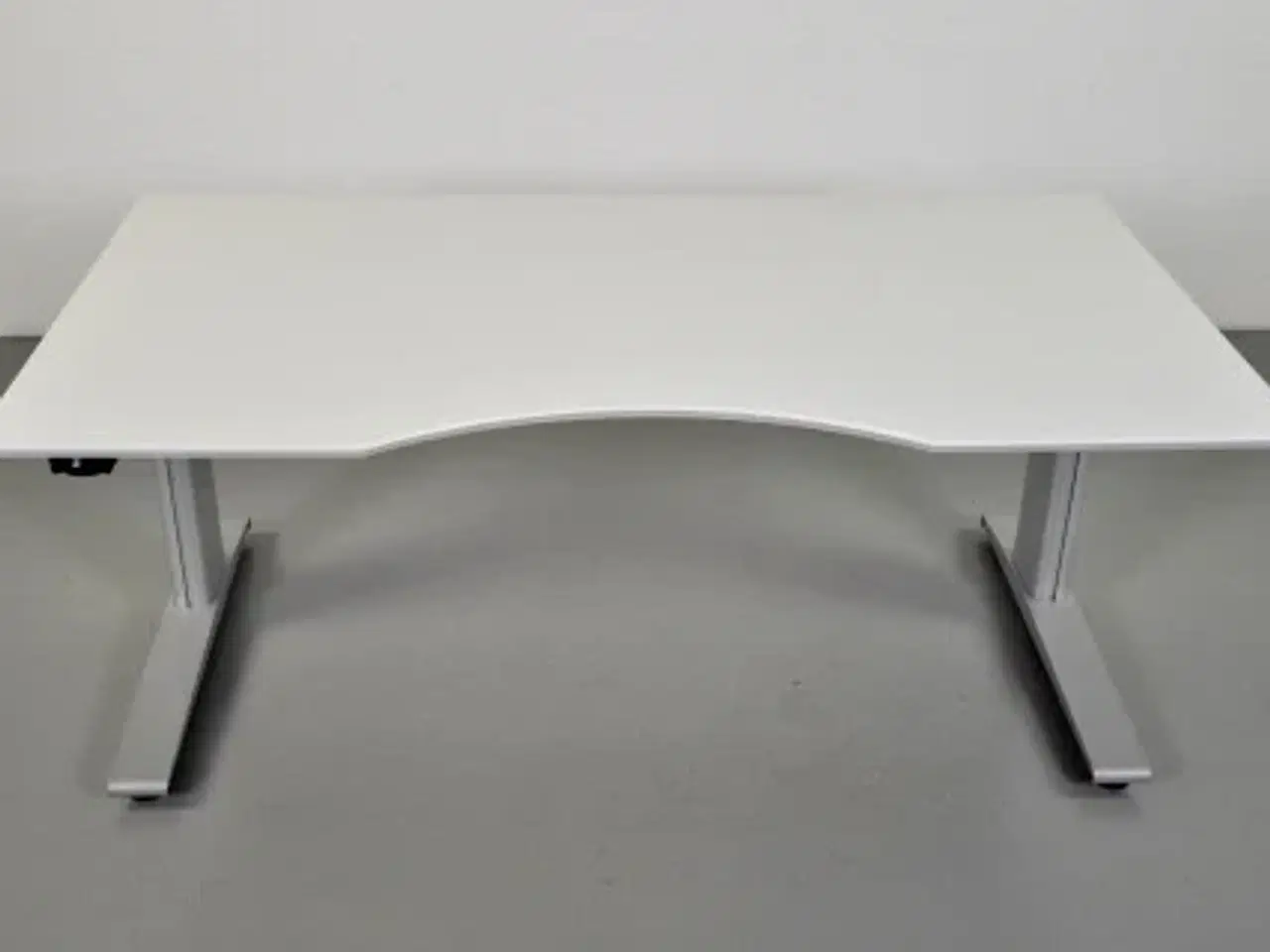 Billede 1 - Hæve-/sænkebord med hvid plade med mavebue på alugrå stel