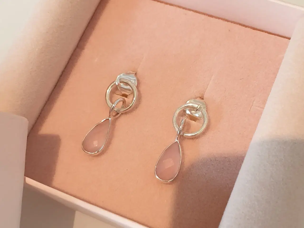 Billede 6 - Smykker: Izabel Camille-øreringe, lyserøde vedhæng