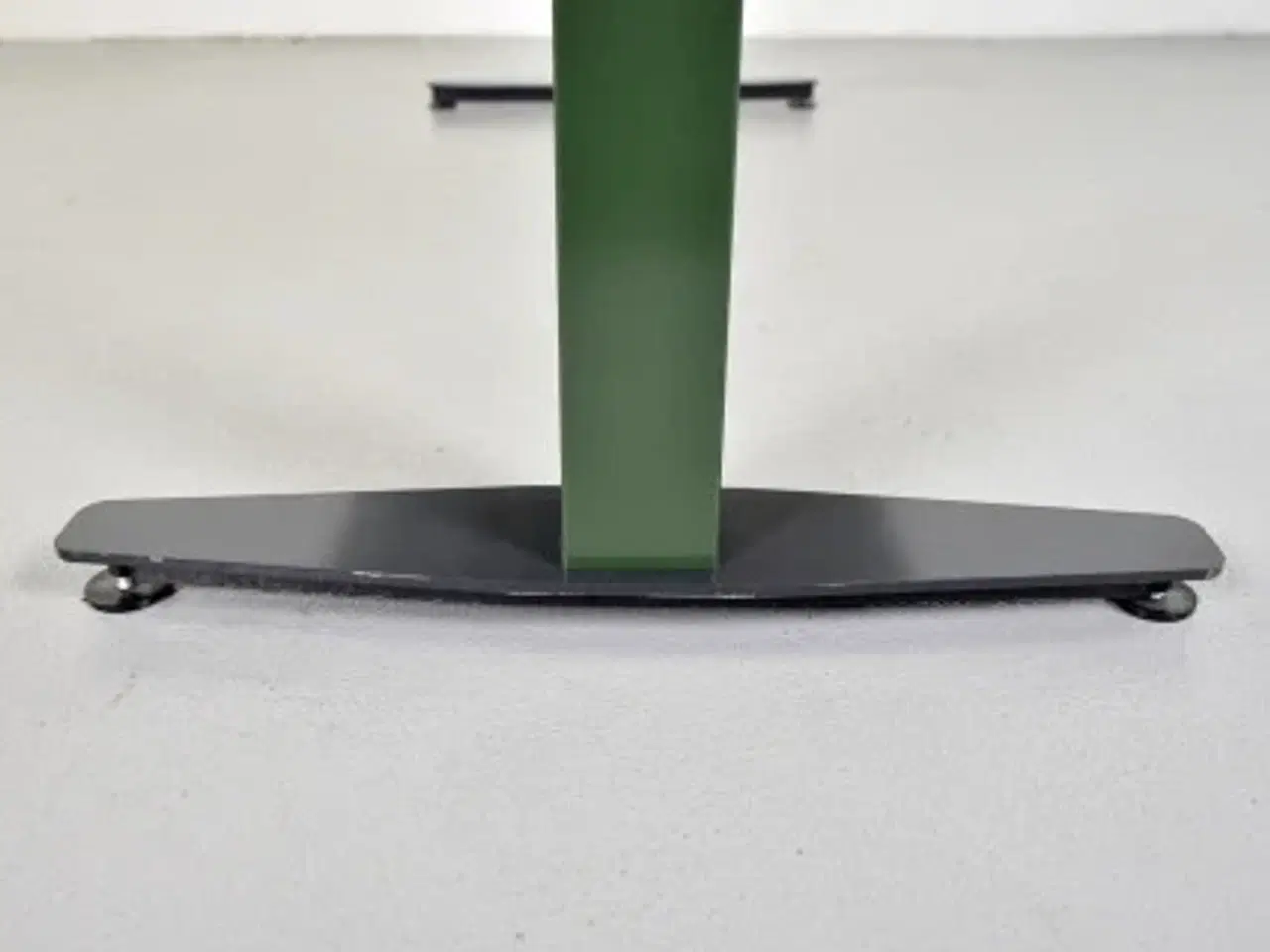 Billede 10 - Hæve-/sænkebord fra duba b8 med hvid plade og grønt stel
