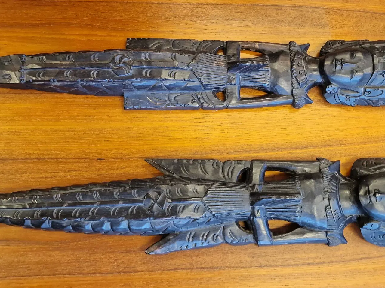 Billede 2 - Et par store flotte væghængte asiatiske figurer.