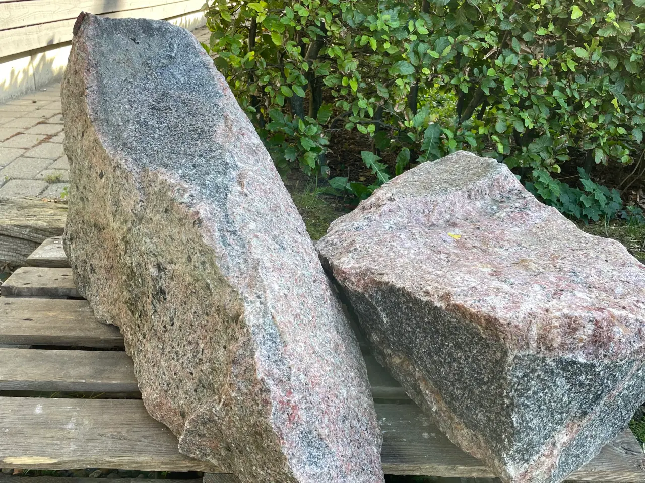 Billede 2 - Rød/sorte granit sten