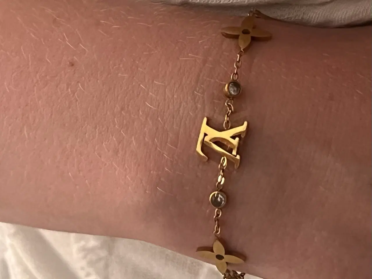 Billede 2 - Flot armbånd i guldfarve. 