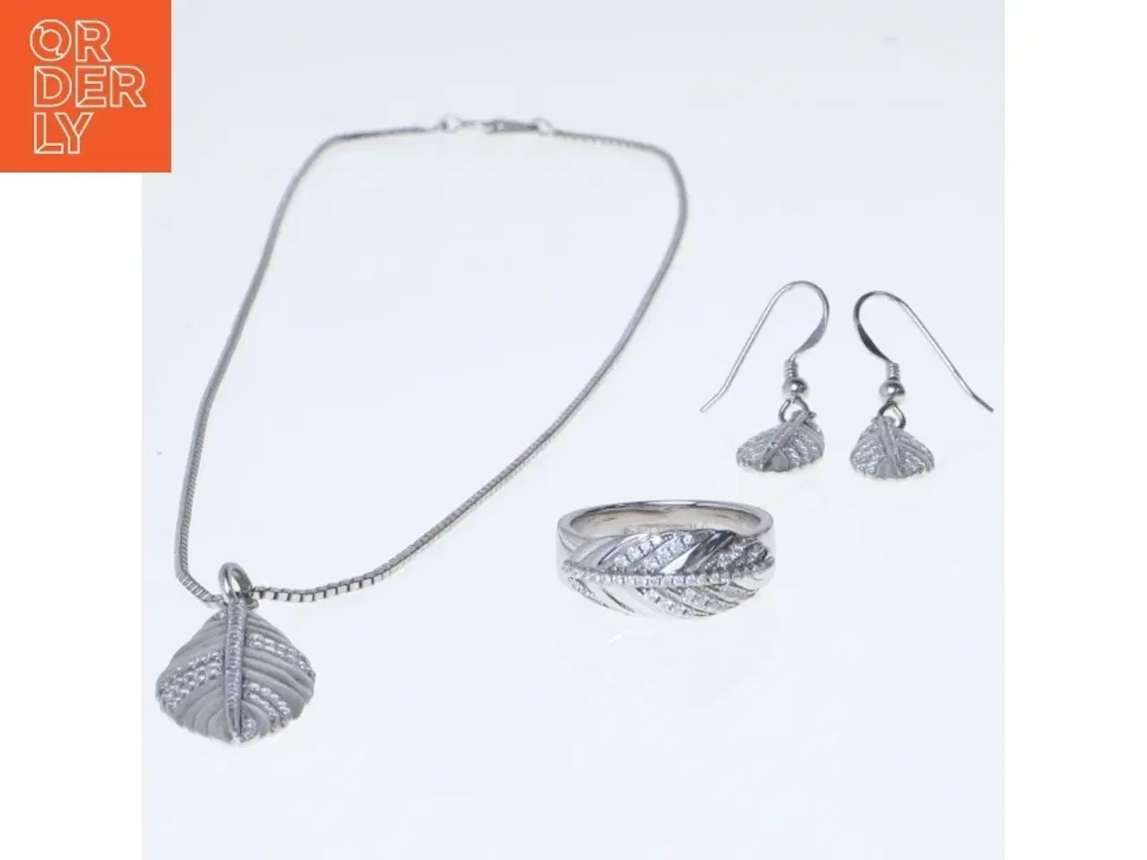 Billede 1 - Smykkesæt med halskæde, øreringe og ring (str. Øreringe. 4 cm. halskæde. 44 cm. ring. 55. millimeter)