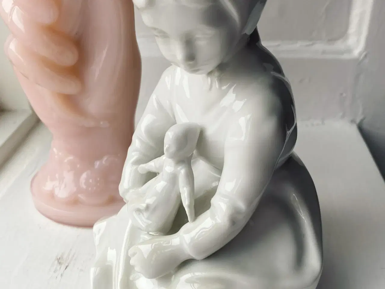 Billede 3 - Porcelænsfigur fra GDR, pige med dukke, NB