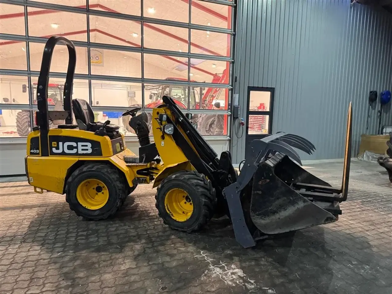 Billede 2 - JCB 403 MED SKOVL, GAFLER OG KLO!