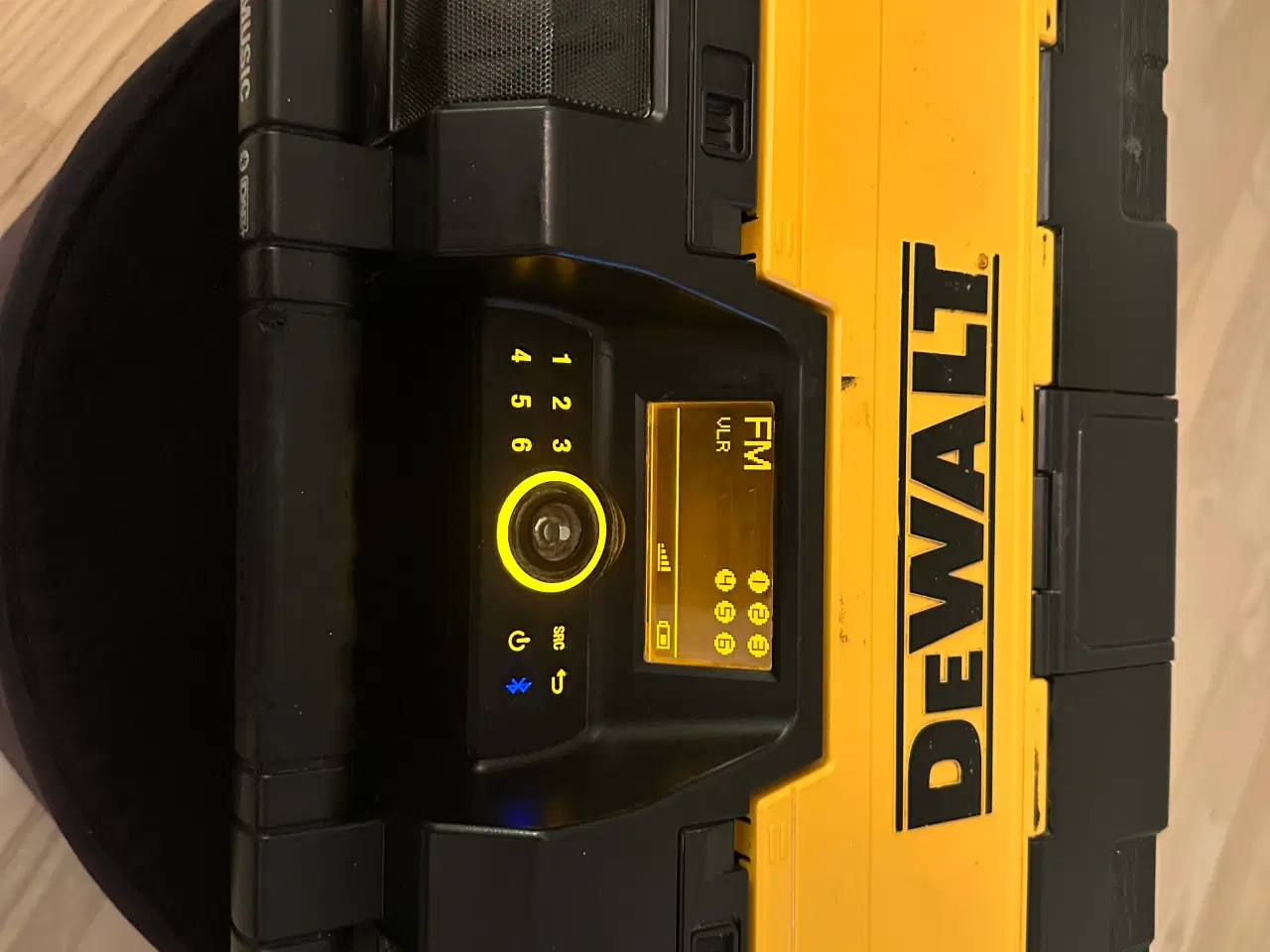 Billede 1 - DeWALT Jobsite Radio with Battery Charger – Portab