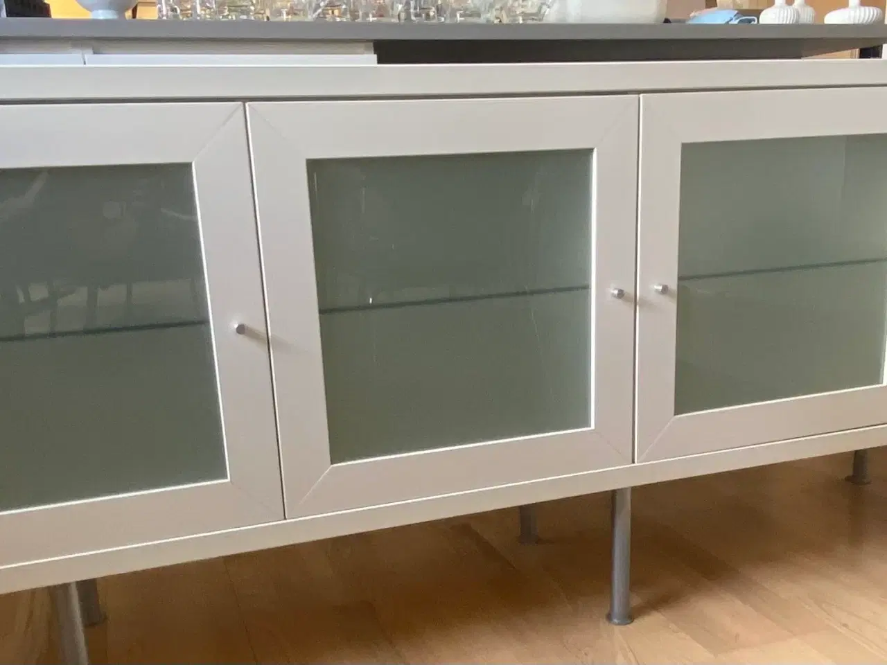 Billede 1 - Skænk med 4 rum med glashylde og låge i matteret g