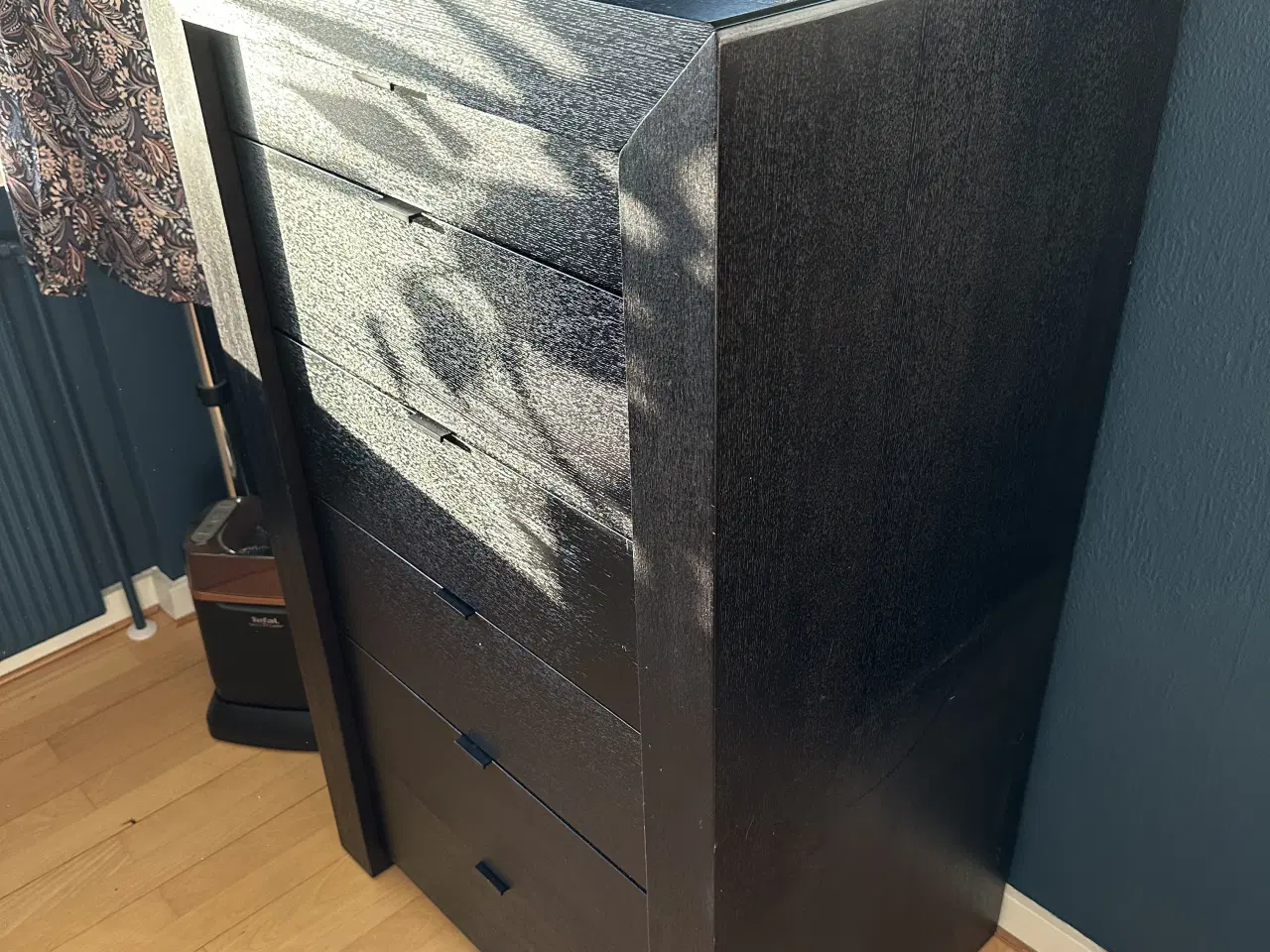 Billede 2 - Pæn sort kommode sælges grundet flytning