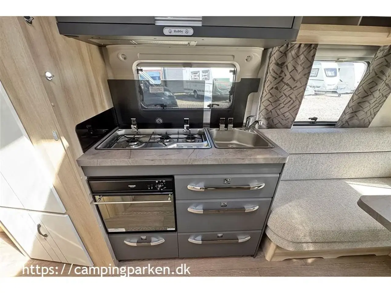 Billede 7 - 2024 - Hobby De Luxe 495 WFB   Næsten ny med meget udstyr, mover og tagmonteret markise. Ny pris over kr. 330.000