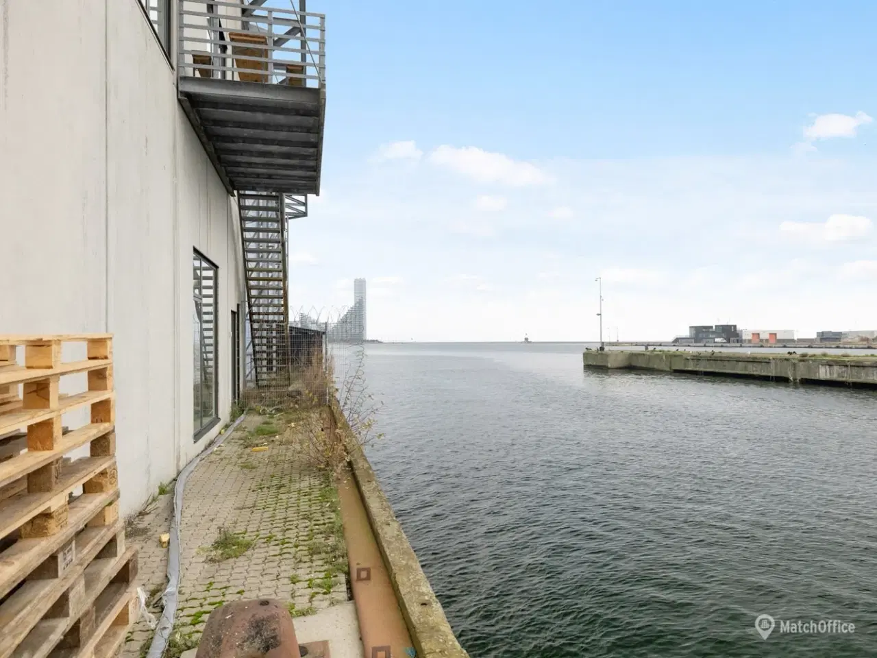 Billede 16 - Højloftet erhvervslejemål med udsigt til bugten