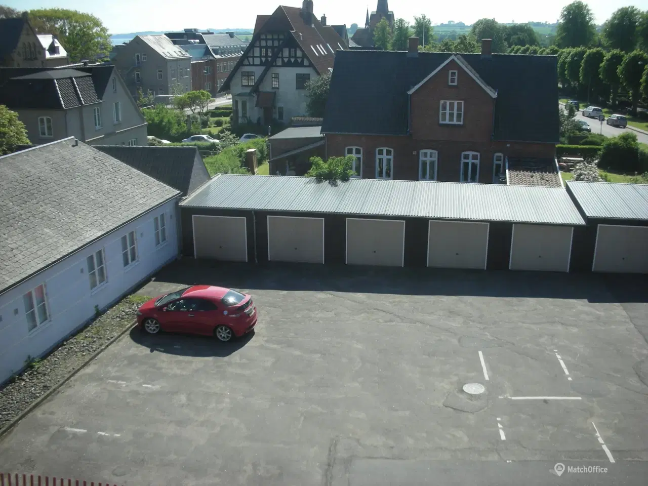 Billede 2 - P-pladser med eget p-kort udlejes fra adressen Kirke Allé 8-10