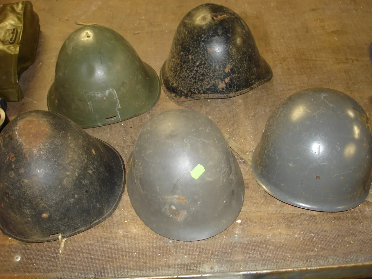 Billede 8 - Militære effekter Hjelme m.m.