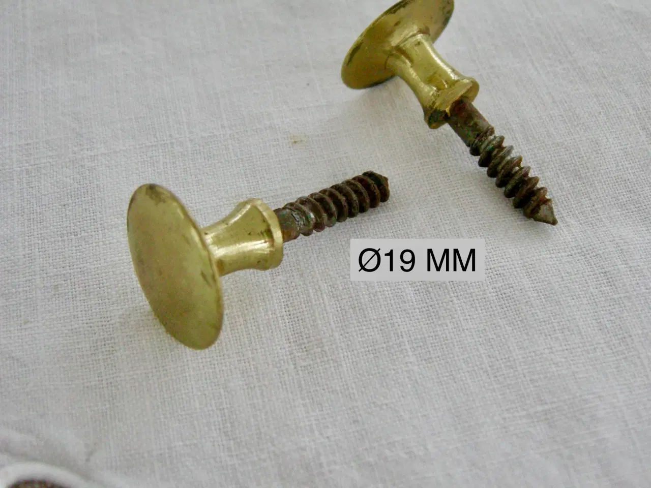 Billede 7 - Gamle møbelbeslag, møbelknopper, nøgleskilte, ben