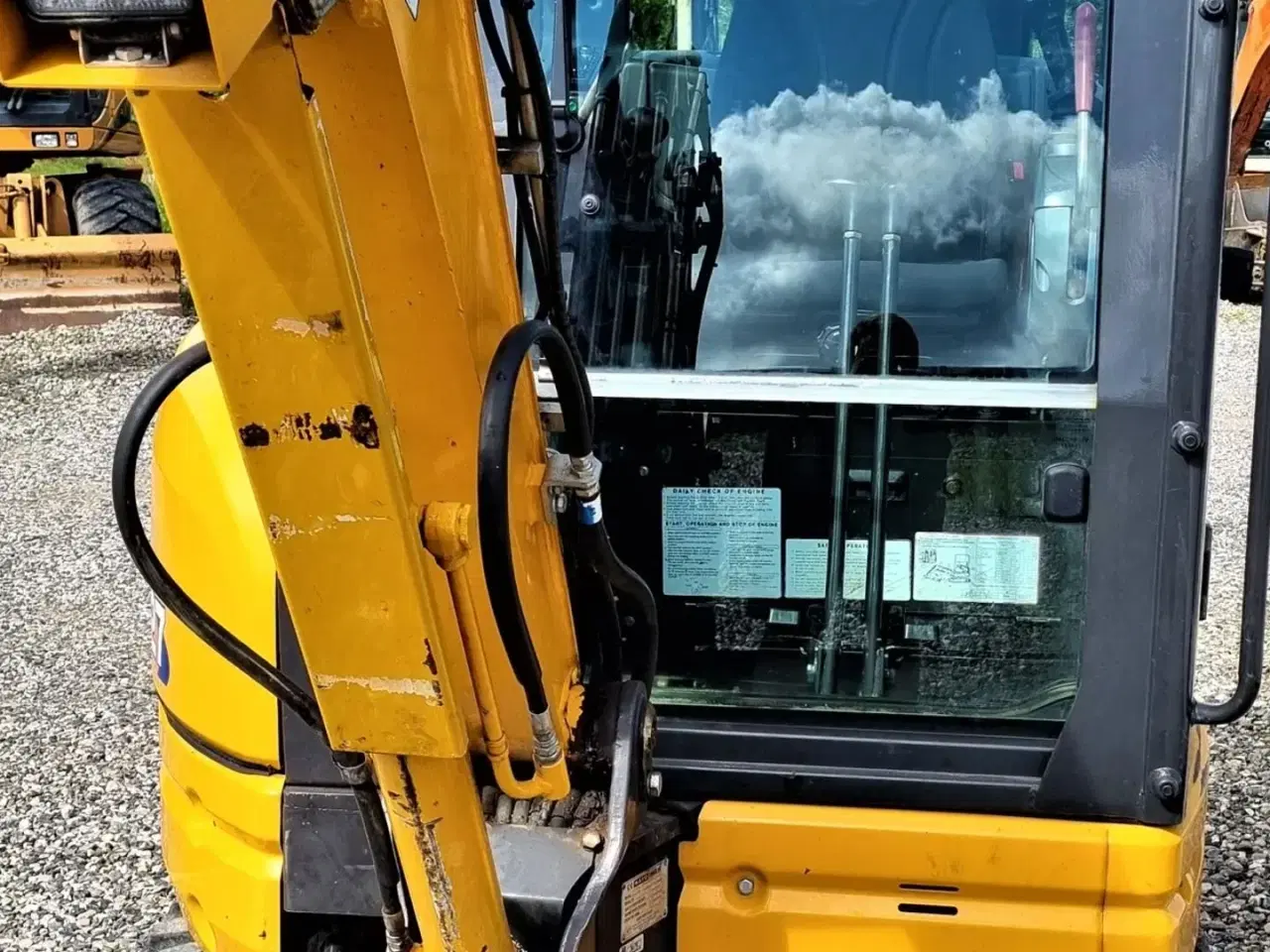 Billede 3 - KATO - IHI 27 V4 / kun 1000 timer / Tiltman og skovlsæt / årg. 2019