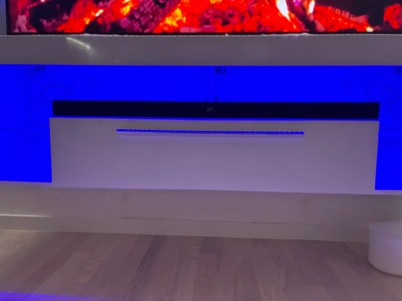 Billede 3 - TV bord i hvid højglans med blå led lys
