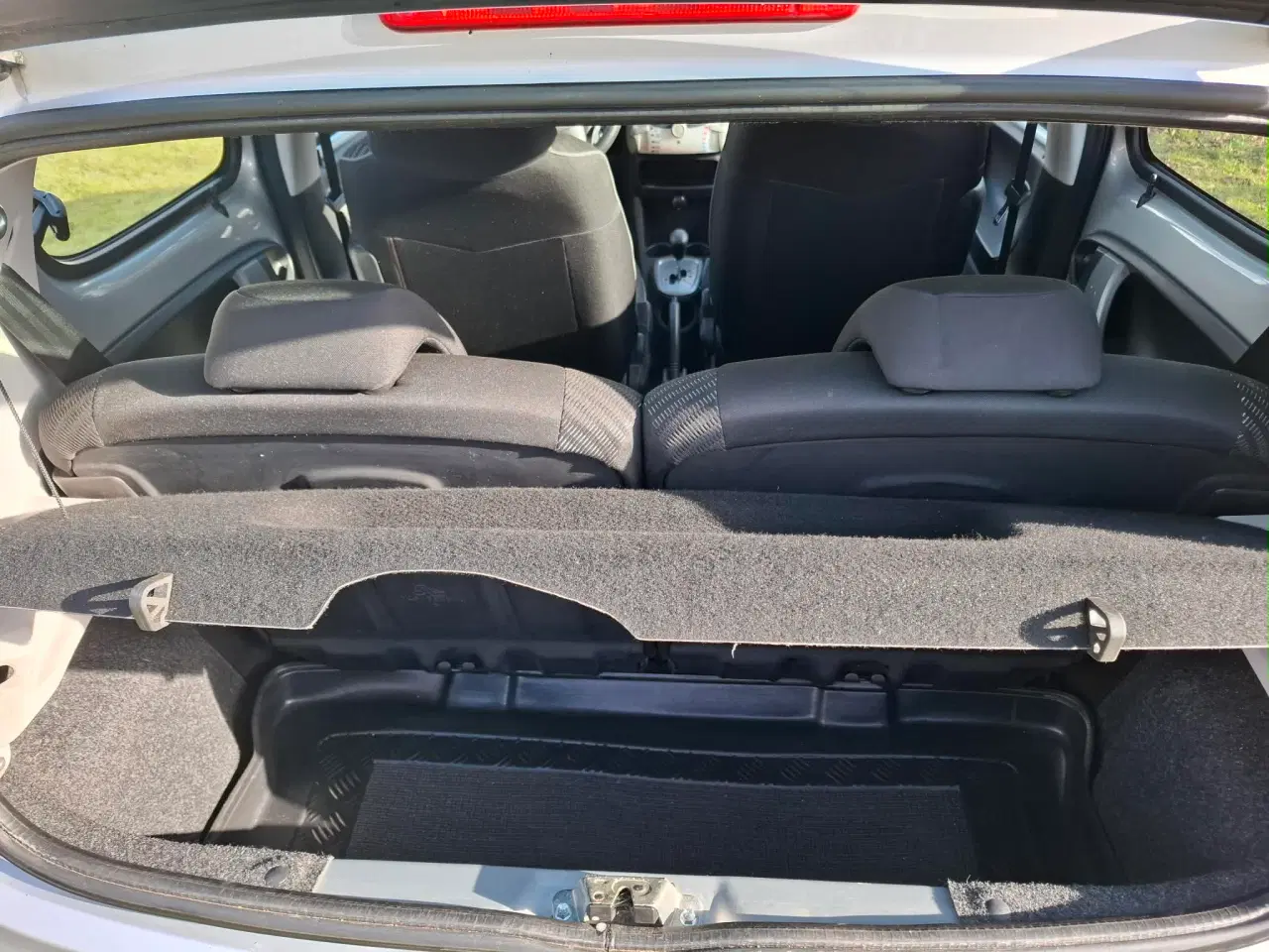 Billede 6 - Peugeot 107 1,0 5-dørs – Sølvgrå, lav-km bil