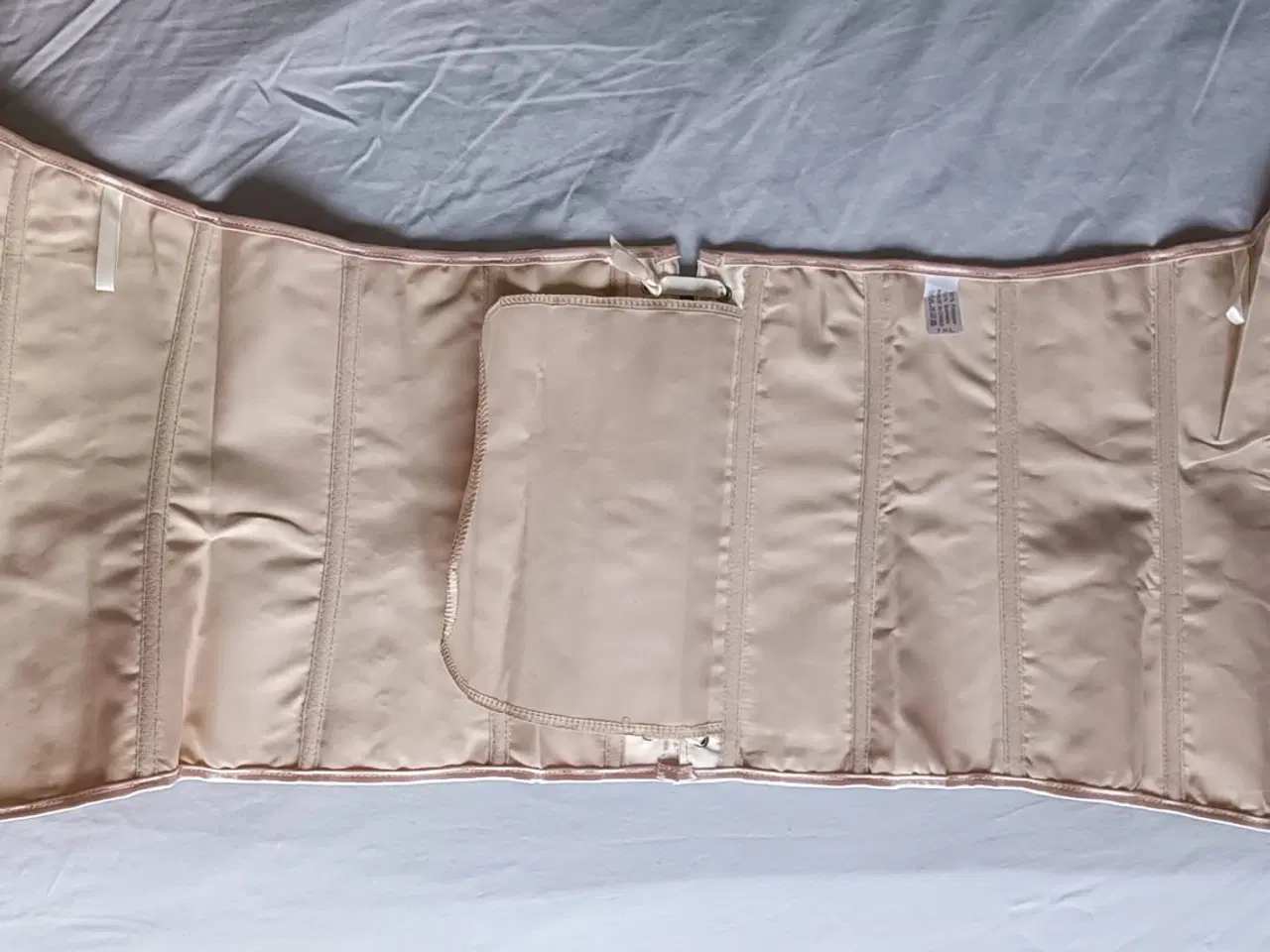 Billede 3 - Abrikos satin korset