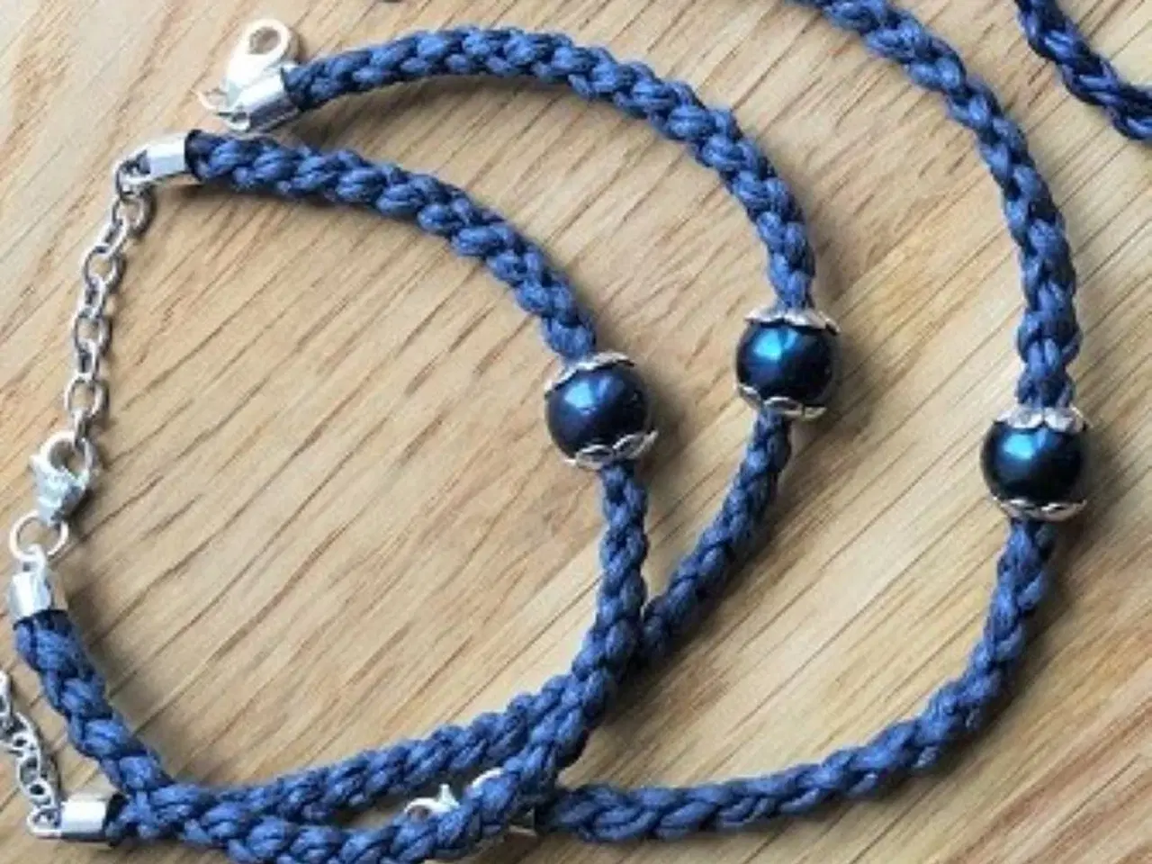 Billede 6 - Flettede armbånd med perler - blå eller brun