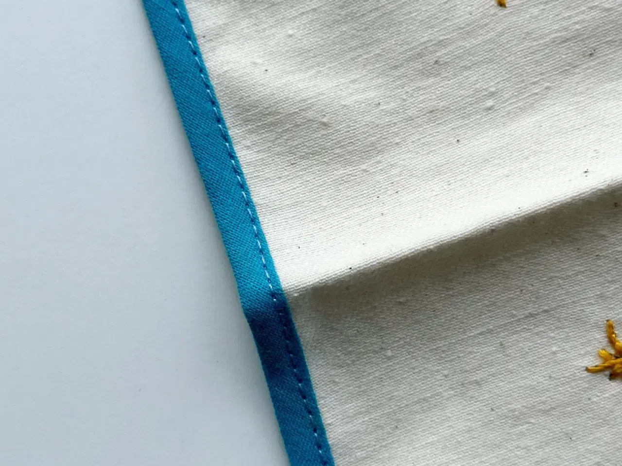 Billede 5 - Råhvid løber, lyseblå kant og broderede engle