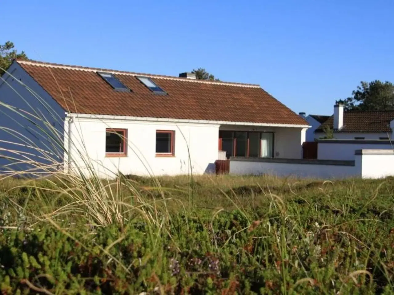 Billede 1 - Sommerhus i Rødhus med fantastisk udsigt over klitlandskabet - fra gårdhave og fra samtlige rum i huset.