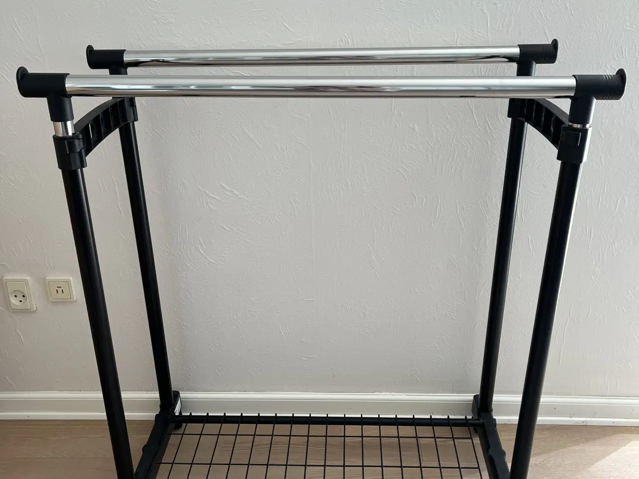 Billede 2 - Dobbelt tøjstativ - næsten som nyt