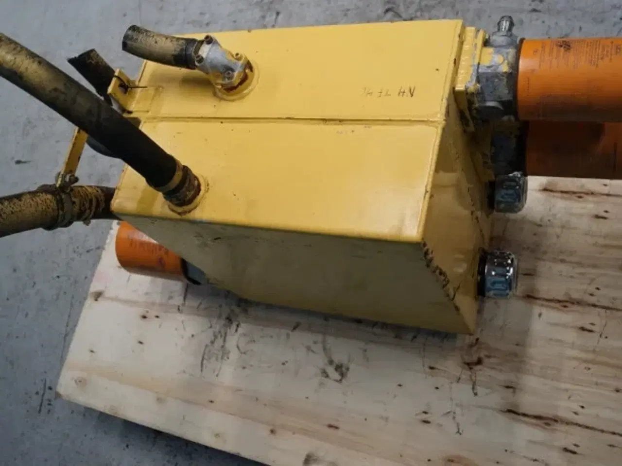 Billede 19 - New Holland TF46 Hydrauliktank 89500040