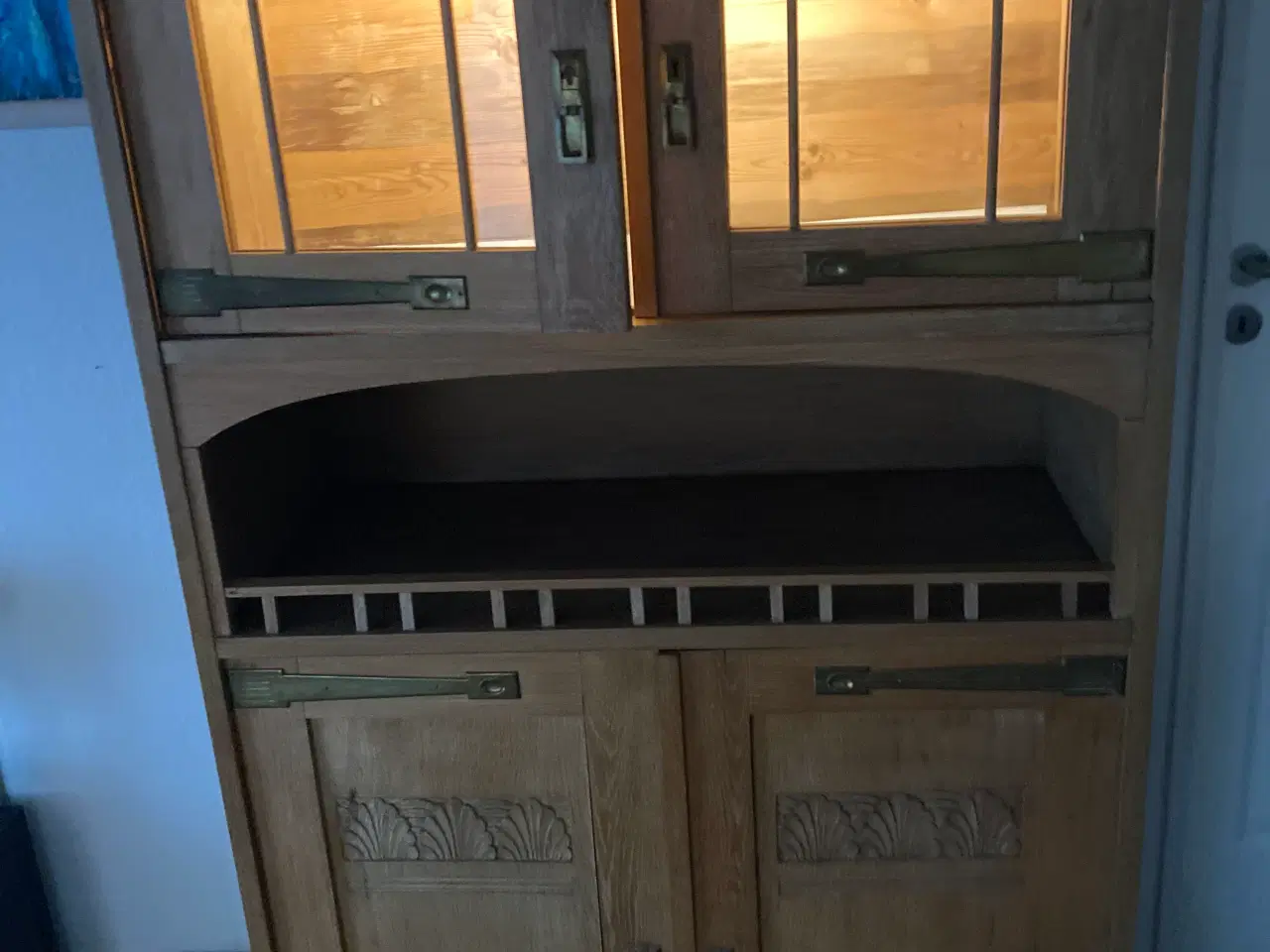 Billede 1 - Gl egetræsskab med lys 