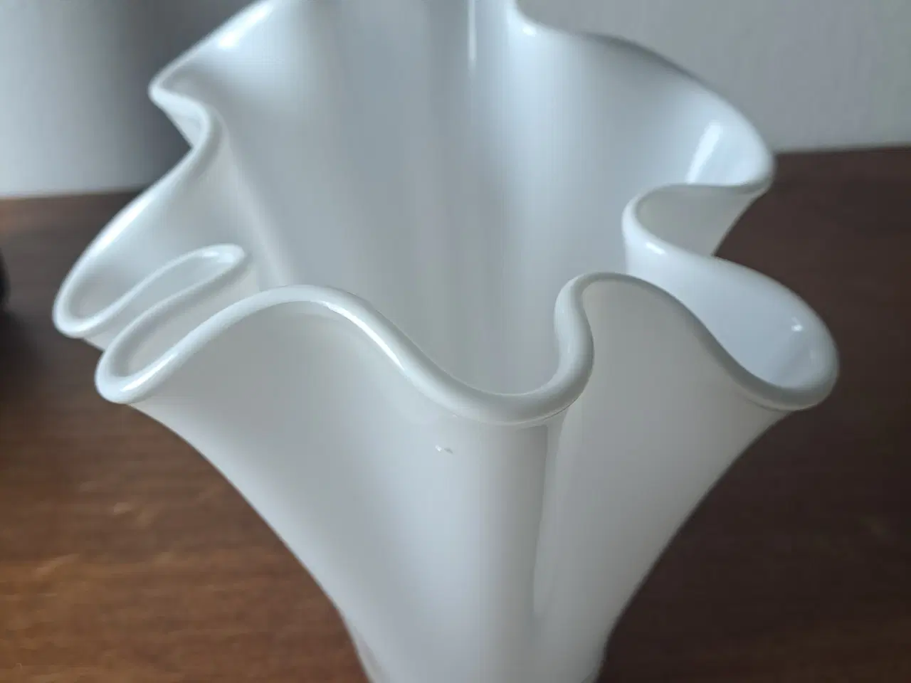 Billede 2 - PEJ glas vase og hvid Tulipan vase. 