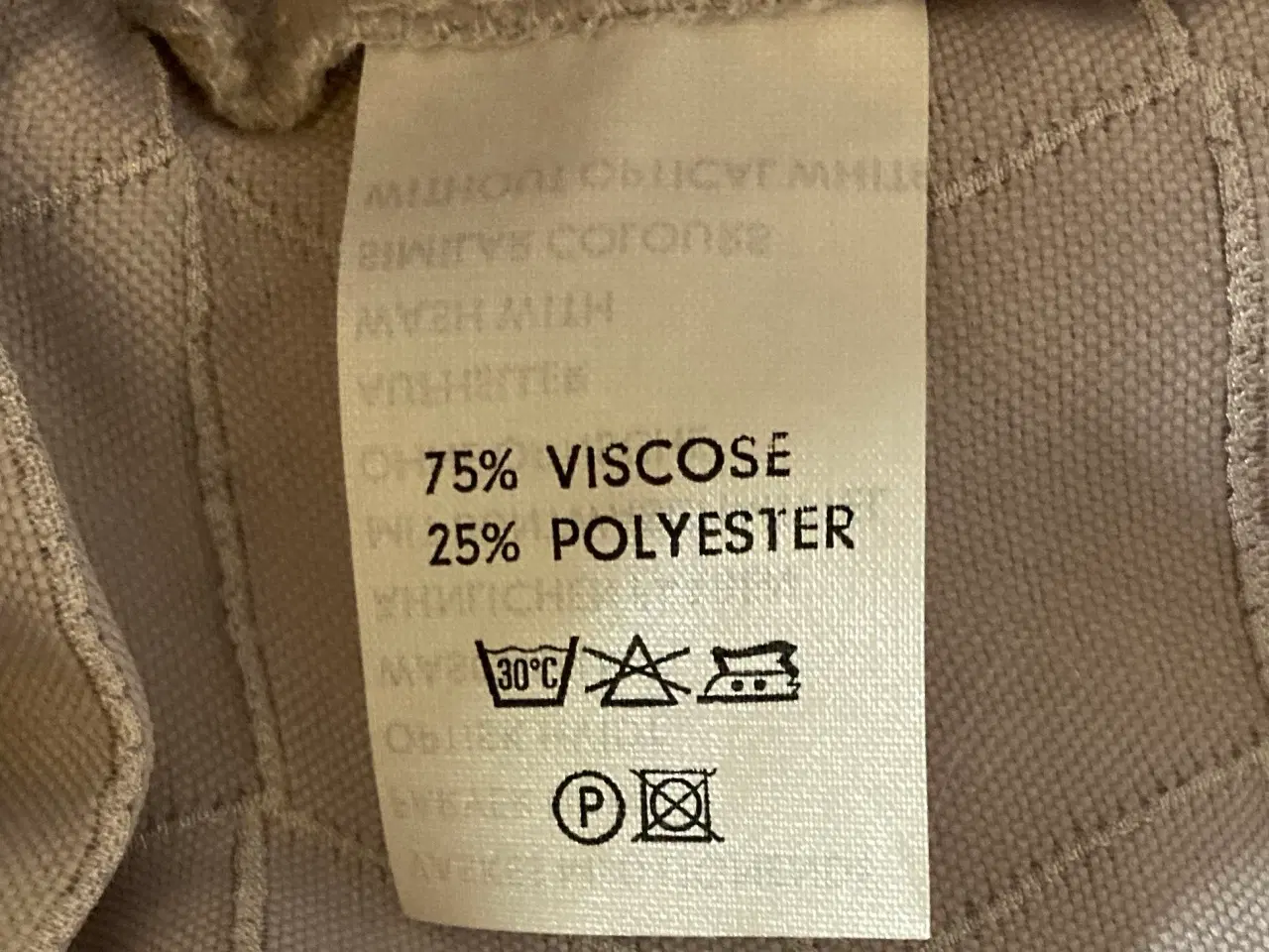 Billede 4 - Festjakke; let og behagelig sølvfarvet blazer