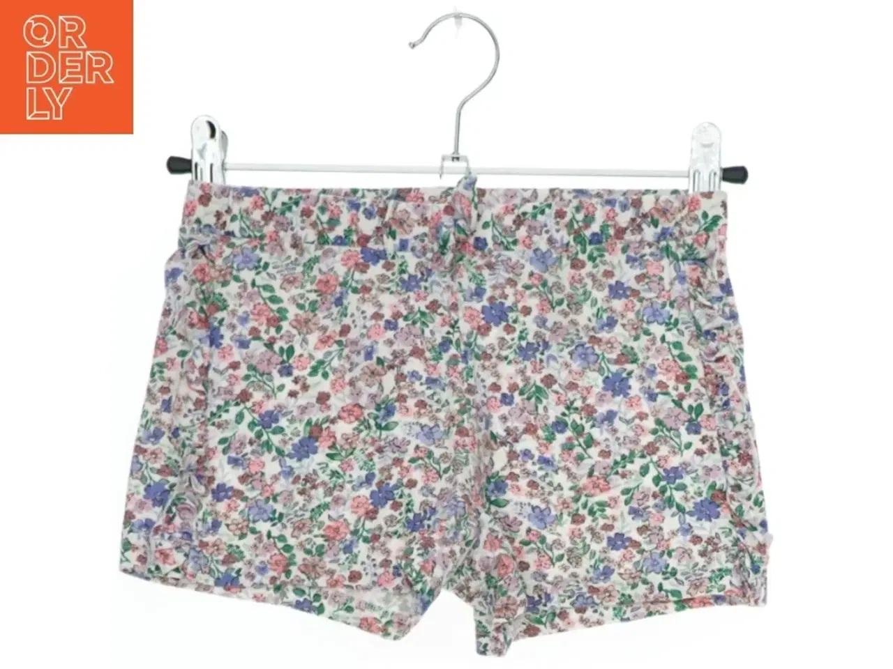 Billede 1 - Blomstrede shorts fra H&M (str. 116)