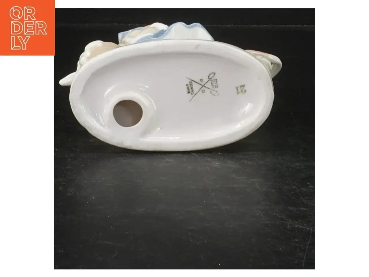 Billede 2 - Porcelænsfigur af pige med kalv (str. 13 cm)